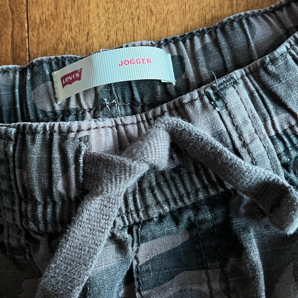 Levi's camo joggers 7 - Picture 3 of 10